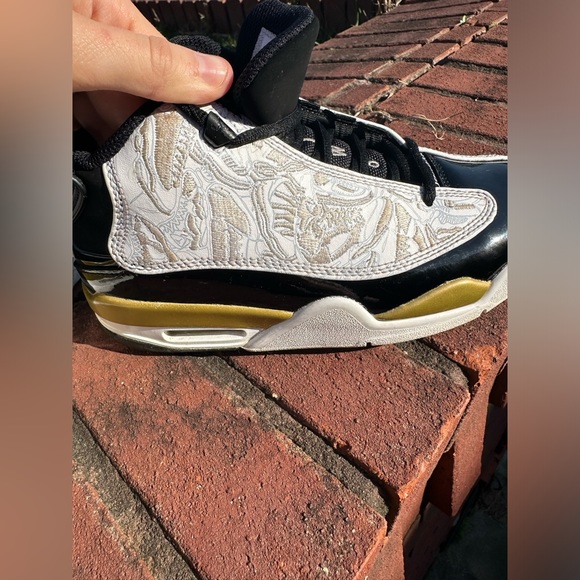 Black and gold jordans - Picture 4 of 6